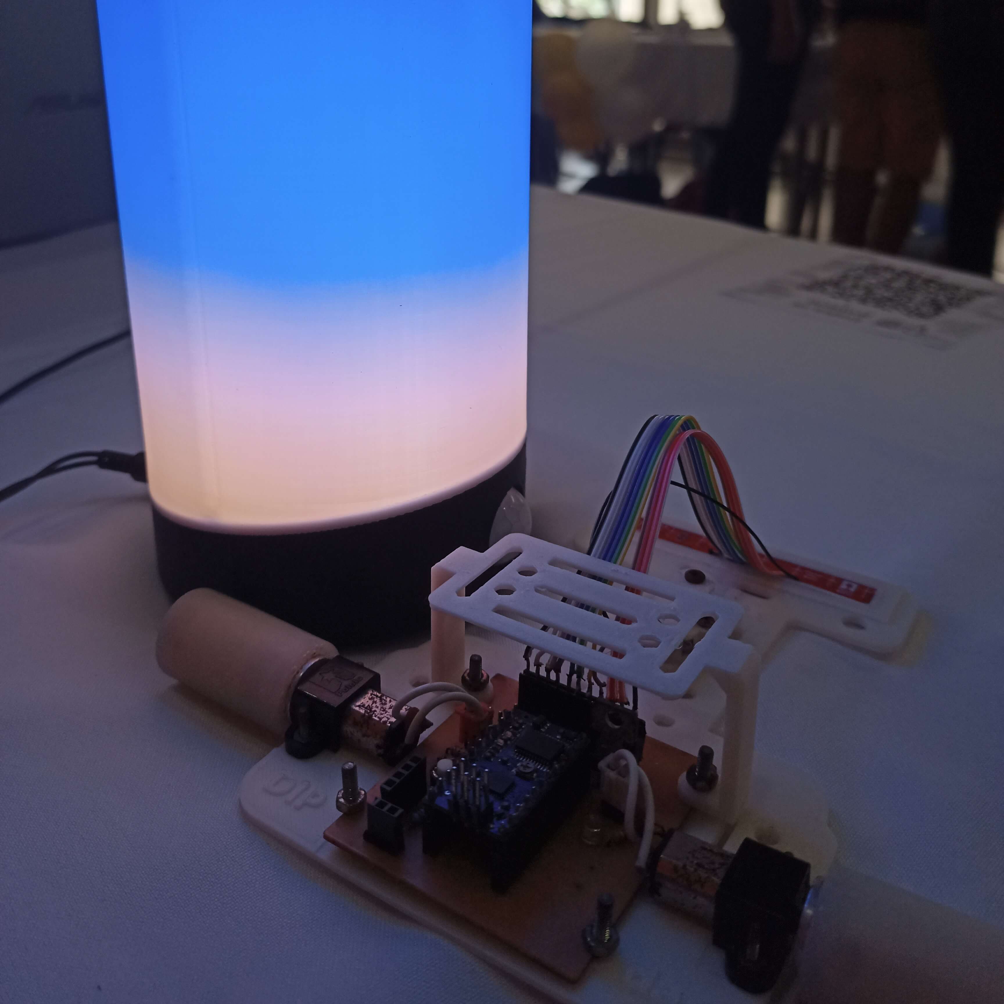 Robot velocista y lampara de escritorio IoT